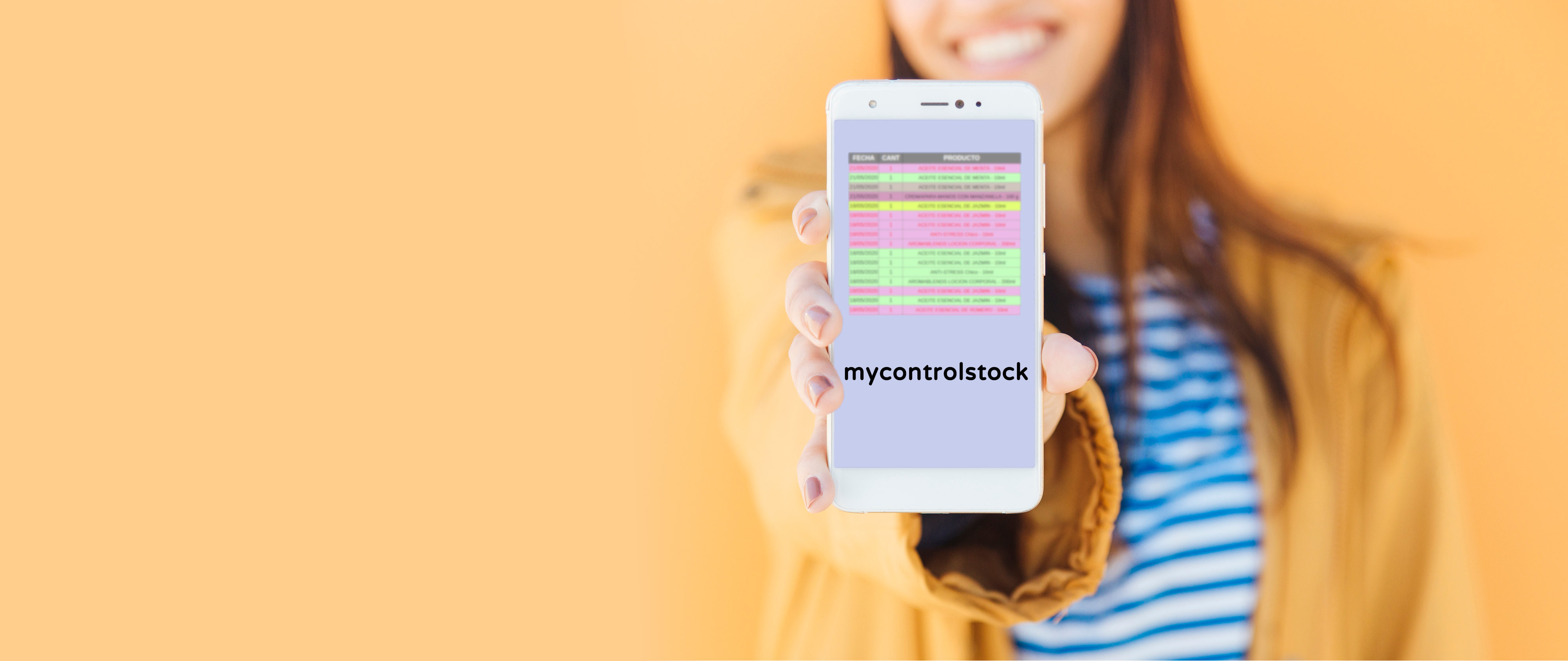 Una chica muestra MyControlStock en su celular